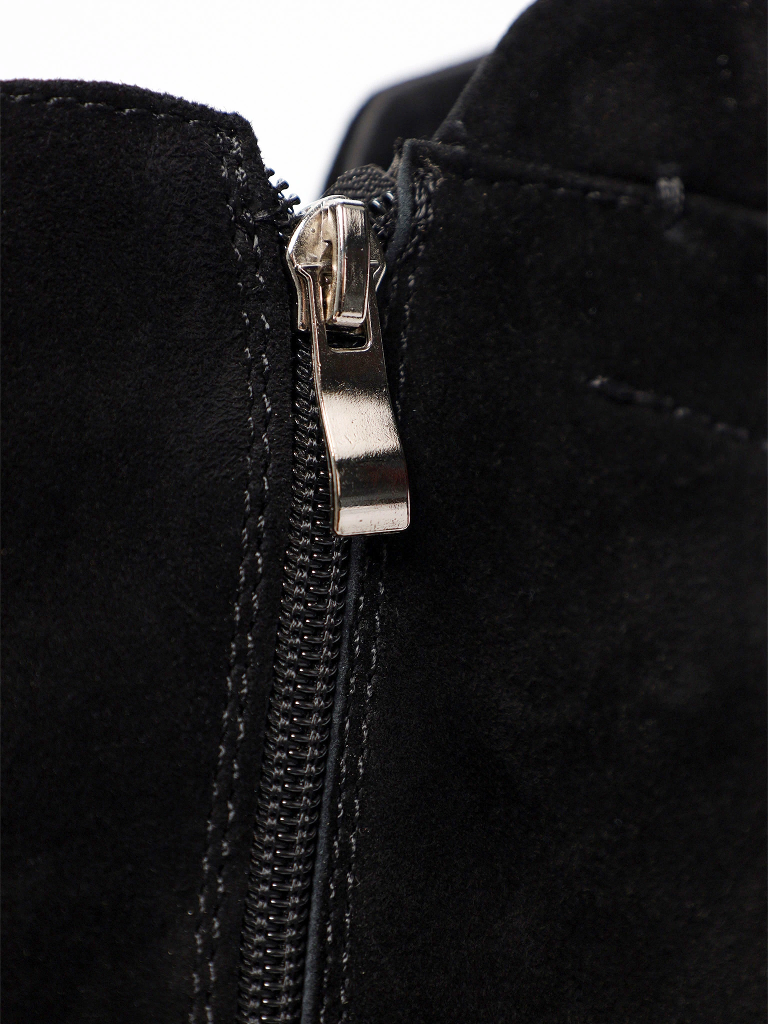 Ботинки черного цвета на низком широком каблуке